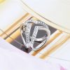 Luxusná brošňa v tvare troch prsteňov v striebornej farbe s kryštálmi. Prstenec je zdobený kamienkami pre výrazný dizajn (1)