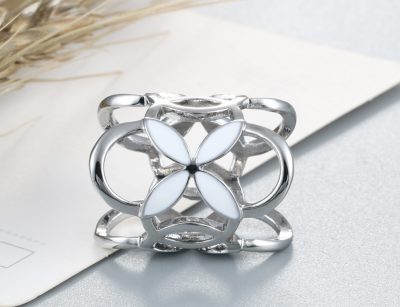 Prstencová ozdoba na šatky s bielymi kvetmi v striebornej farbe. Prstenec je zdobený bielymi kvetmi pre výrazný dizajn (3)