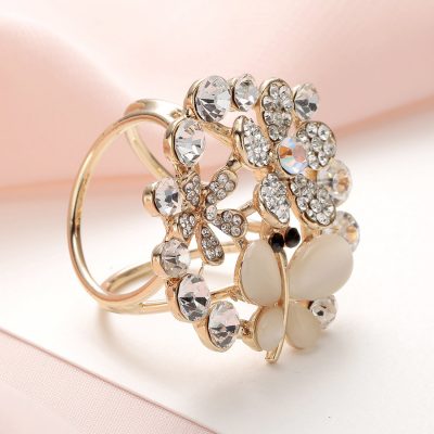 Krásny ozdobný šperk na šatku v tvare zlatého kryštálového motýľa (1)