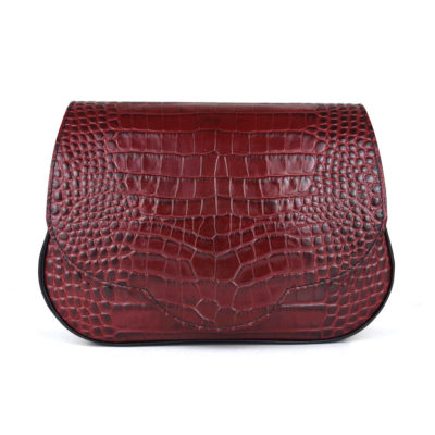 Kabelka crossbody z hovädzej kože s dezénom krokodíla v bordovej farbe