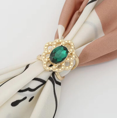 Brošňa na šatku a šál v antickom dizajne so zeleným kryštálikom