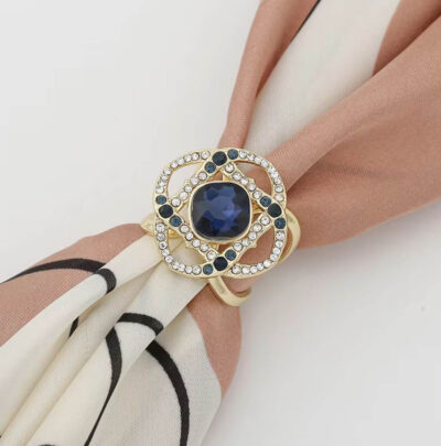 Brošňa na šatku a šál v tvare kvetiny s modrými a bielymi kryštálikmi