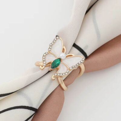 Brošňa na šatku a šál v tvare motýľa s opálmi