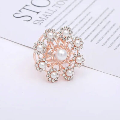 Nádherná ozdoba na šatku a šál s imitáciou periel