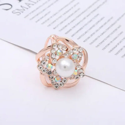 Ozdoba na šatku a šál v podobe kvetiny so sklíčkami