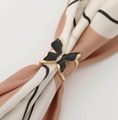 Ozdoba na šatku a šál v podobe čierneho smaltovaného motýľa