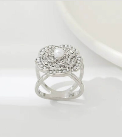 Ozdoba na šatku a šál v podobe striebornej kvetiny s perlou