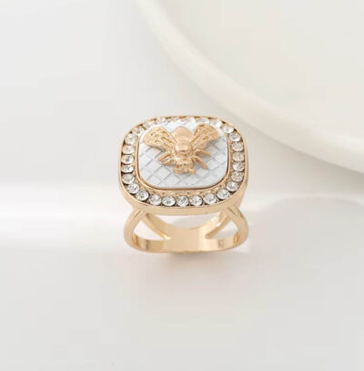 Ozdoba na šatku a šál v podobe zlatej pečate so včielkou