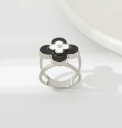 Ozdoba na šatku a šál v tvare čierno-bielej kvetiny