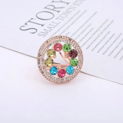 Ozdoba na šatku a šál v tvare kruhu s farebnými sklíčkami