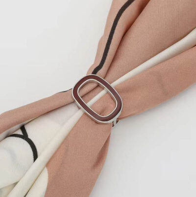 Ozdoba na šatku a šál v striebornej farbe s bordovým oválom