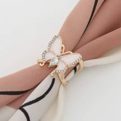 Ozdoba na šatku a šál v zlatej farbe s krémovým motýľom