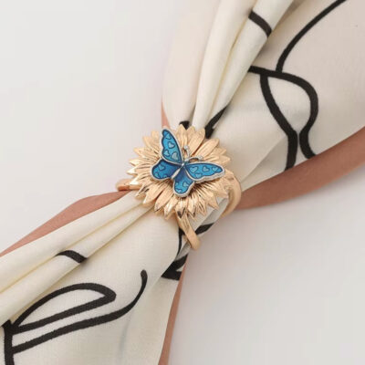 Ozdoba na šatku a šál v zlatej farbe s modrým motýľom