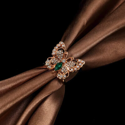 Ozdoba na šatku a šál v zlatej farbe s motýľom