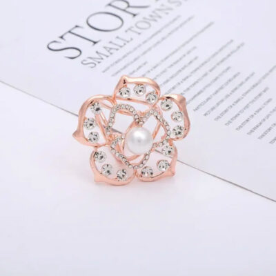 Ozdoba na šatku a šál so sklíčkami a imitáciou perly