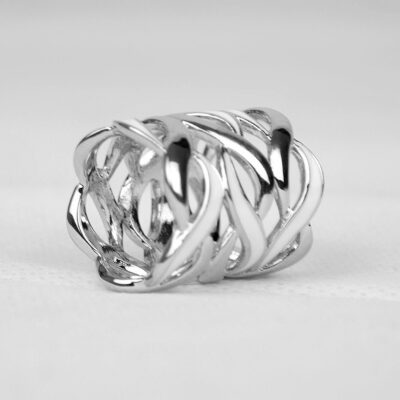 Rúrková ozdoba na šatku a šál v striebornej farbe zdobená bielymi vlnkami