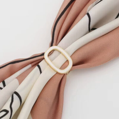 Ozdoba na šatku a šál v zlatej farbe s bielym oválom