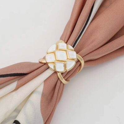 Brošňa na šatku a šál – biela pečať v zlatej kombinácii