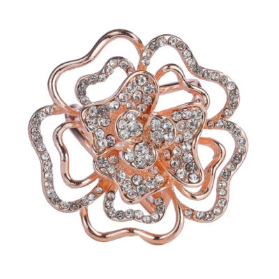 Trojprstenec na šatku v tvare kvitnúceho kvetu